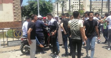 تباين آراء طلاب الثانوية العامة ببورسعيد على امتحان اللغة العربية.. لايف وصور 