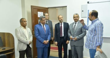  وفد مركز معلومات مجلس الوزراء يتفقد المبنى الإداري بجامعة الوادي الجديد.. صور