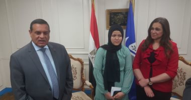 محافظ البحيرة يكرم الأولى على الإعدادية ويعلن تكفل "حياة كريمة" برعايتها دراسيا