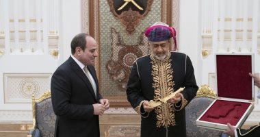 سلطان عمان يقيم مأدبة عشاء تكريما للرئيس السيسي.. ويتبادلان الهدايا التذكارية (صور)