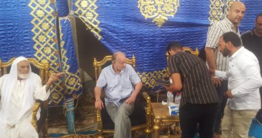 الفنان عبد العزيز مخيون يتلقى عزاء والدته بمسقط رأسه بالبحيرة.. لايف