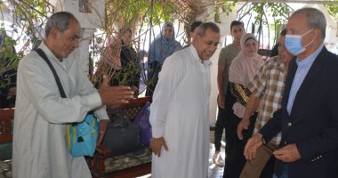 فرحة وزغاريد.. محافظ القليوبية يودع أول فوج من حجاج القرعة والجمعيات الأهلية