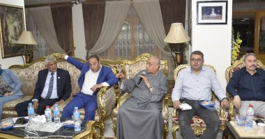 محافظ أسيوط يلتقي النواب لمناقشة المشكلات والمقترحات في قطاع الطرق.. صور