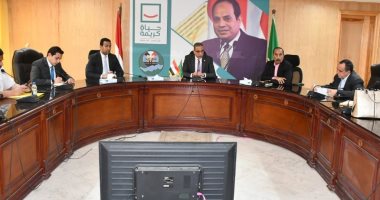 محافظ الفيوم يناقش سبل التوسع في تحصين الحيوانات الضالة.. صور