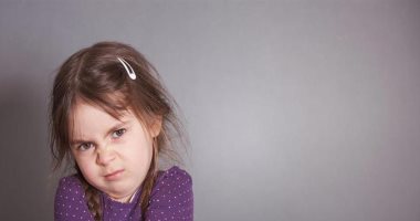 إشارات لغة الجسد تحذرك: طفلك متأثر بما يشاهده على الشاشة أكثر من اللازم