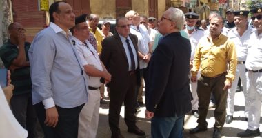 محافظ الأقصر ومدير الأمن يتابعان إزالة مخالفات بناء بوسط المدينة.. صور