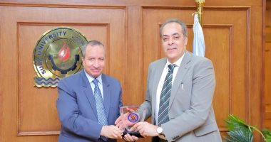 جامعة السويس تكرم أعضاء هيئة التدريس الحاصلين على جوائز الدولة
