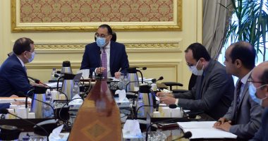 رئيس الوزراء يستعرض مع وزير البترول عدداً من الفرص الاستثمارية فى قطاع التكرير.. صور