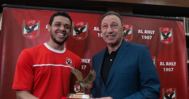 رئيس الأهلى يكرم مصطفى عسل بعد فوزه ببطولة العظماء الثمانية للإسكواش