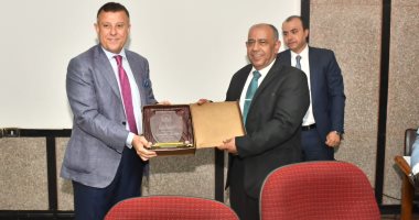 مجلس جامعة عين شمس يكرم عددا من قيادات الجامعة والحاصلين على جوائز الدولة