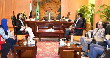 محافظ الفيوم يبحث مع وفد وزارة التضامن تدبير موقع بديل لمركز حماية واستضافة المرأة