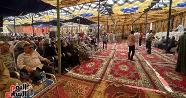 وسط تكبيرات "الله أكبر ولله الحمد" تقديم الكفن فى أكبر جلسة صلح بين عائلتين بالأقصر
