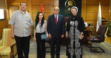 رئيس جامعة أسيوط يكرم "مارثا" لتصدرها المركز الأول بالجمهورية بمحو أمية 70 مواطنا
