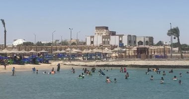 من الصبح بدرى.. شاهد إقبال المواطنين على الشواطئ بالغردقة.. والبحر فى حالة الجزر