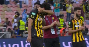 بكاء أحمد حجازي بعد خسارة اتحاد جدة لقب الدوري السعودي.. فيديو