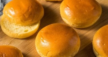 طريقة عمل خبز البطاطا فى المنزل.. جددى مطبخك ووفرى  