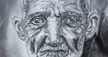 "منى" تدرس بالإعدادية تشارك بموهبتها فى رسم اللوحات الفنية بالقلم الرصاص والفحم