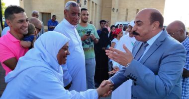 محافظ أسوان يودع حجاج بيت الله الحرام ويوفر التسهيلات لهم.. صور