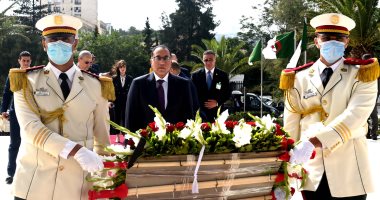 رئيس الوزراء يزور مقام الشهيد بالجزائر ويضع إكليلا من الزهور على النصب التذكاري