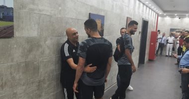 استقبال خاص من لاعبى سموحة لعبد المنعم وحسام حسن باستاد الإسكندرية.. صور