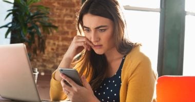 لو ماسك موبايلك طول الوقت.. قد تكون مصابا باضطراب "فومو" أو الخوف من فوات شىء