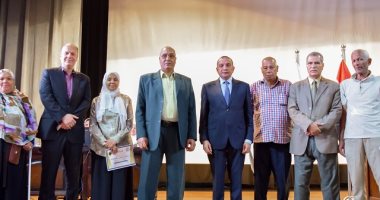 مجلس جامعة بنى سويف يكرم أعضاء الجهاز الإدارى لبلوغهم السن القانونية