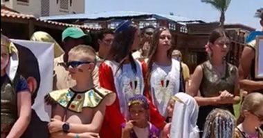 سياح العالم يشاركون فى مسيرة داخل أحد الفنادق السياحية بالغردقة لإحياء ذكرى 30 يونيو