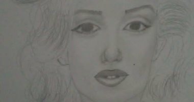 "سارة" من الجيزة تكتشف موهبتها فى الرسم بالرصاص والفحم