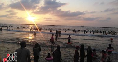 شاهد لحظة الغروب والناس لسه فى البحر على شاطئ رأس البر
