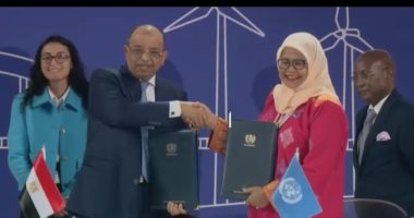 وزير التنمية المحلية يتسلم علم استضافة القاهرة للمنتدى الحضرى العالمى