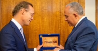 وزير الرى يلتقى المبعوث الهولندى للمناخ لبحث الفعاليات الخاصة بالمياه