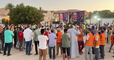 الأقصر تحتفل بذكرى ثورة 30 يونيو.. السياح يشاركون المصريين الاحتفالات.. إطلاق 35 بالون طائر من البر الغربي تحمل أعلام مصر وصور "شكراً الرئيسي السيسي".. وحلقة تحطيب ورقص بالحصان فى قلب مطار البالون.. فيديو وصور