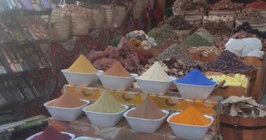 "السوق السياحى" قبلة مميزة ضمن عناصر الجذب السياحى بأسوان.. يشتهر بتجارة العطور والبهارات والصاغة.. ويستوعب أعدادا كبيرة من العمالة وخاصة من الشباب.. وتم تطويره لمواكبة أحدث التصميمات العالمية.. صور