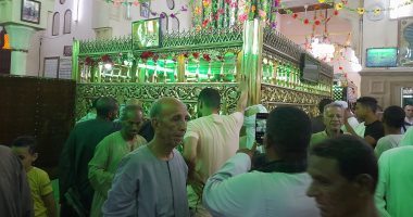 إقبال على زيارة ضريح سيدي عبد الرحيم القنائي وتوزيع مشروبات للمصلين.. لايف