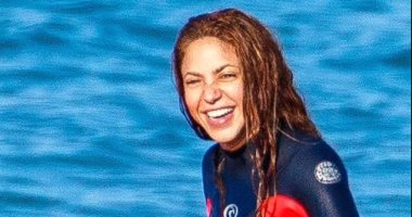 شاكيرا تستمتع بالشمس وركوب الأمواج فى أحدث ظهور بعد انفصالها عن بيكيه.. صور