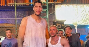 محمد إمام مع حمد فتحى بصورة جديدة من كواليس "عمهم": استنونى فى أغرب مشهد أكشن