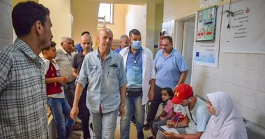 حياة كريمة.. وكيل صحة الشرقية يتفقد القافلة العلاجية بالعاشر من رمضان "صور"