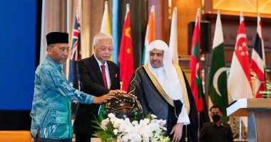 رئيس وزراء ماليزيا وأمين عام رابطة العالم الإسلامى يفتتحان أعمال مؤتمر علماء جنوب شرق آسيا بكوالالمبور.. صور