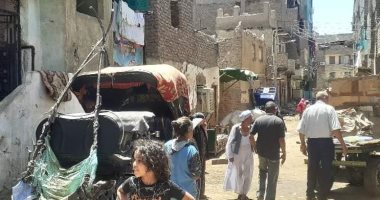 التحفظ على خيل وعربة كارو وعروق خشبية وتحرير 6 محاضر نظافة بالأقصر.. صور