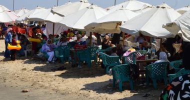إقبال كبير على شاطئ بور فؤاد من الزائرين هربا من حرارة الجو.. صور