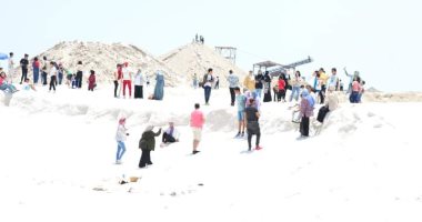 توافد المواطنين على جبال الملح ببور فؤاد للاستمتاع بالطبيعة.. صور