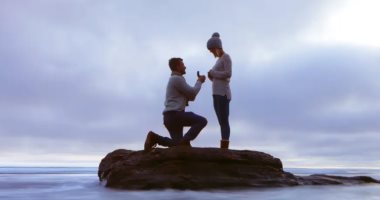 فرحة ما تمت.. شاب يسقط منه خاتم ألماس بالبحيرة أثناء تقدمه للزواج من حبيبته 
