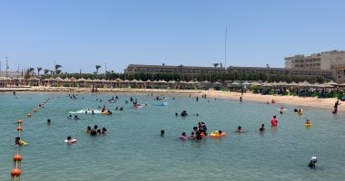 تزامنا مع الإجازة الأسبوعية.. إقبال كبير على شواطئ الغردقة منذ الصباح.. لايف