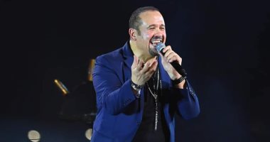 هشام عباس ومحمد فؤاد وإيهاب توفيق يرفعون شعار كامل العدد بحفل أسيوط 