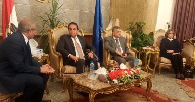 وزير التعليم العالى يصل إلى جامعة قناة السويس بالإسماعيلية فى جولة تفقدية بالكليات