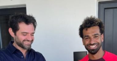 محمد صلاح يحتفل مع وكيل أعماله بعد التجديد لليفربول.. صورة 