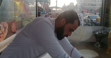 الفطير المشلتت تحول لبيتزا.. شاب مصري ينافس الطليان بالبيتزا المصرية فى جمصة