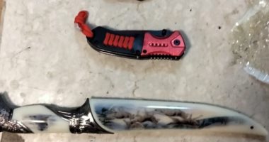 جمارك المطار تضبط راكبين بحوزتهما أسلحة بيضاء.. صور