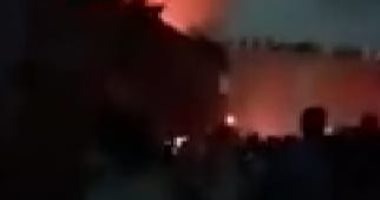 الدفع بـ8 سيارات إطفاء لإخماد حريق مصنع فى السلام 