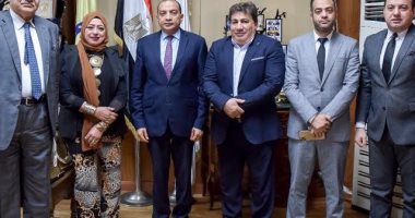 رئيس جامعة بنى سويف يستقبل وفد مستشارى النيابة الإدارية للتبرع لمستشفى الأورام